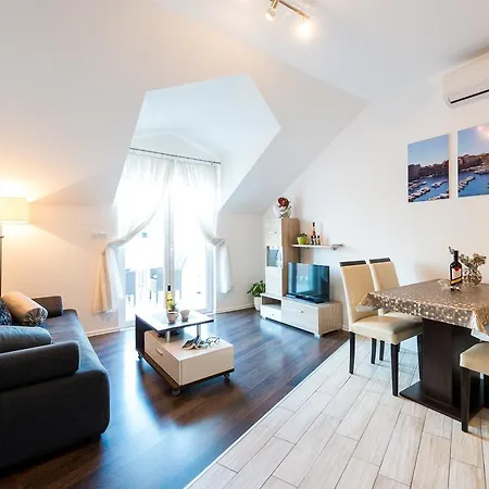 Apartments&rooms Maris *